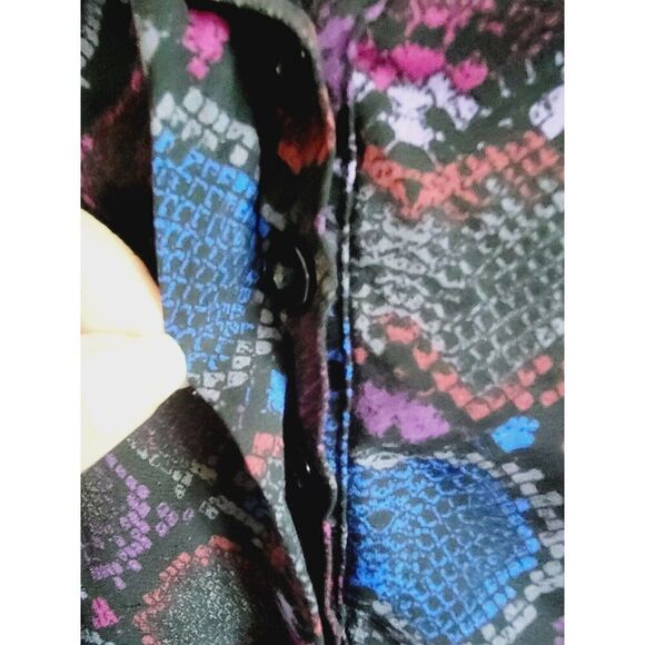 Torrid Harper 3 Multicolored Snake Skin Henley‎ Sleeveless Blouse SZ 3X (22/24) - Picture 4 of 9
